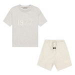 Fear of God Essentials 1977 Light Oatmeal — Set (T-Shirt & Shorts) authentique