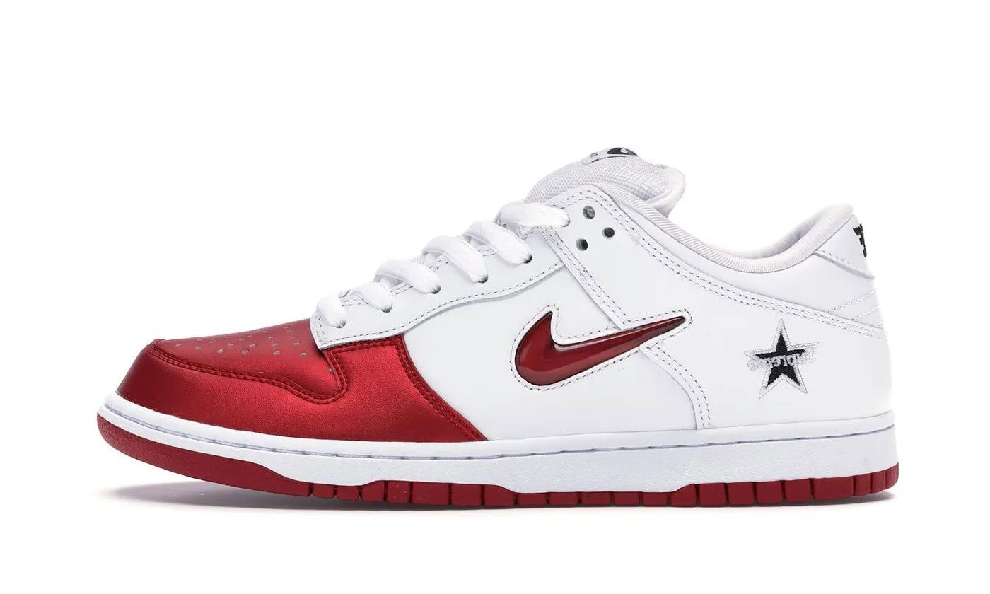 nike-sb-dunk-low-supreme-jewel-swoosh-red-832879 Nike SB Dunk Low Supreme Jewel Swoosh Red authentique