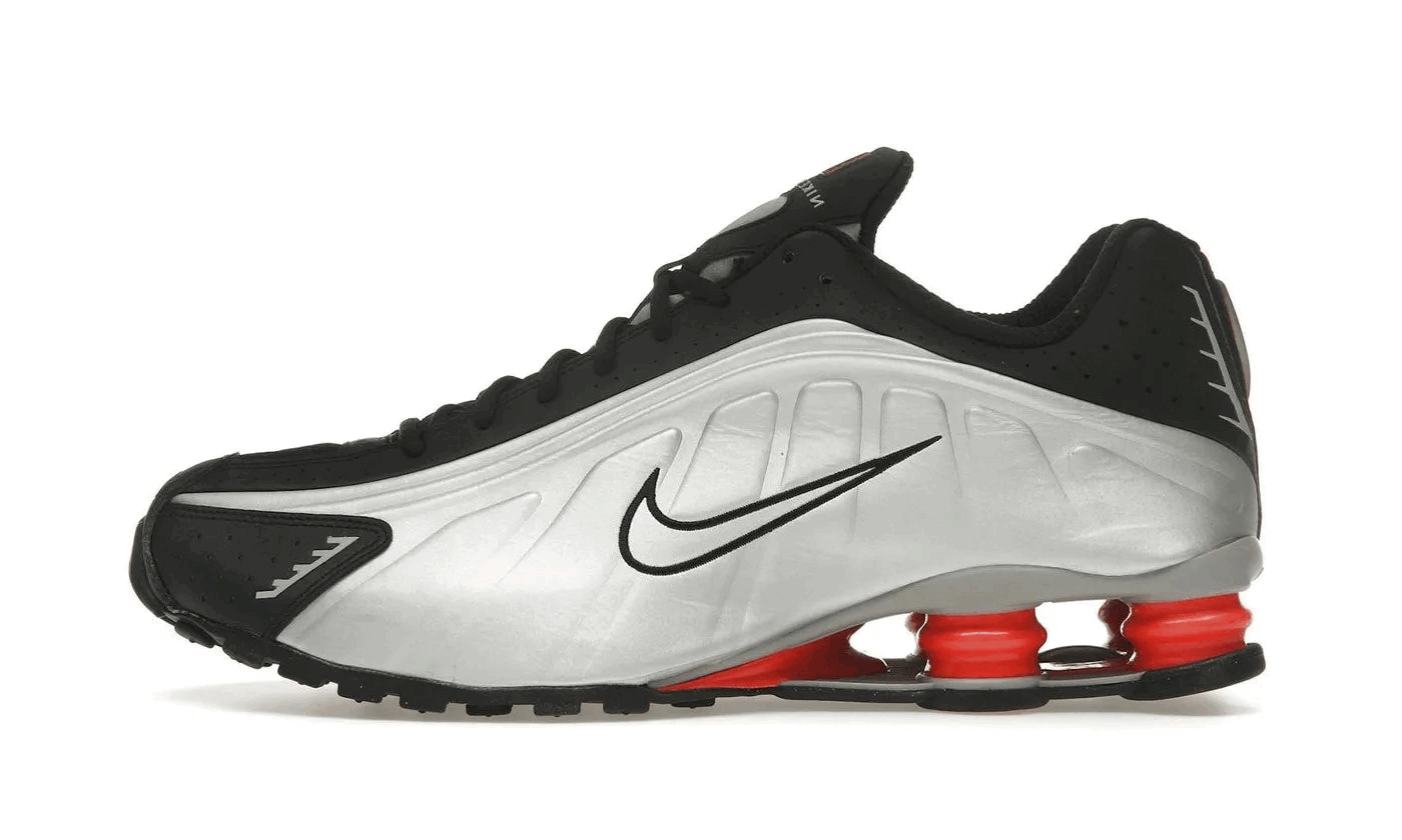 nike-shox-r4-black-metallic-silver-2025-672183 Nike Shox R4 Black Metallic Silver (2025) authentique