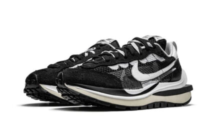 Nike Vaporwaffle Sacai Black White - vue 2